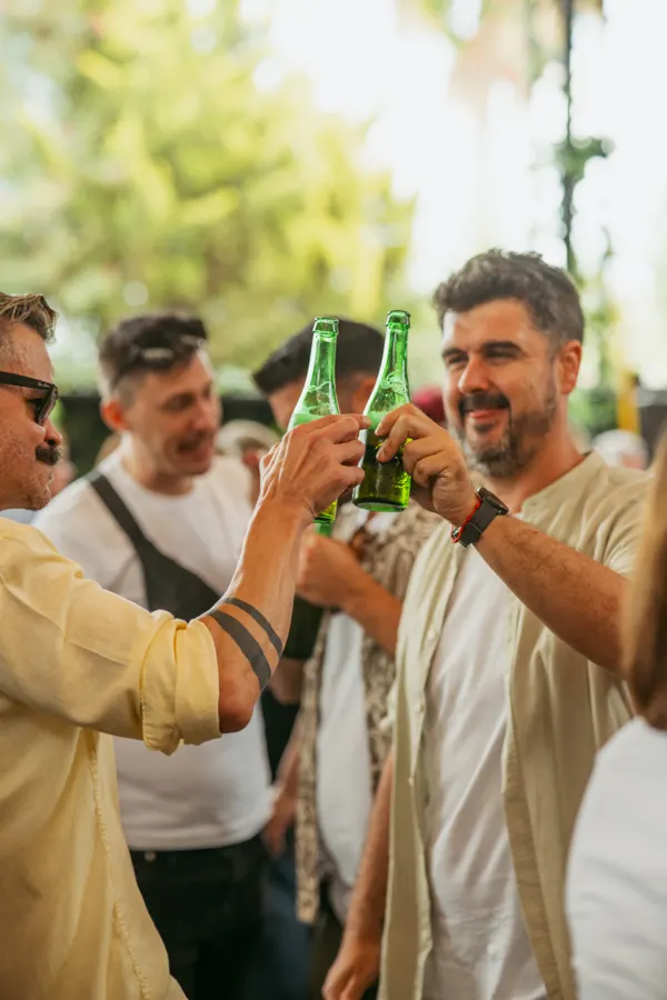 Un brindis en la terraza